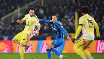 Juventus' Italian defender #04 Federico Gatti (L) fights for the ball with Club Brugge's Swedish forward #19 Gustaf Nilsson (C) during the UEFA Champions League, league phase matchday 7, football match between Club Brugge KV and Juventus FC at the Jan Breydel Stadium in Bruges, on January 21, 2025. (Photo by NICOLAS TUCAT / AFP)