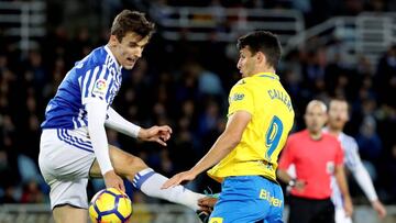 Diego Llorente disputa un bal&oacute;n con Calleri en el Real Sociedad-Las Palmas. El central y Odriozola no jugar&aacute;n ante el Atl&eacute;tico.