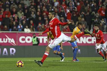 El Benfica gana al Estoril con un gol de Raúl Jiménez