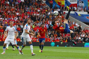 Aduriz también dejó huella en la Selección. Después de su debut en 2010 regresó en 2016, con 35 años, haciéndose un hueco entre los 23 elegidos por Vicente del Bosque para disputar la Eurocopa de Francia en 2016. Es, además, el goleador más veterano de la Selección: marcó con 35 años y 275 días ante Macedonia en noviembre de 2016.