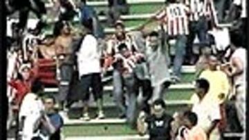 <b>CAÍDA BRUTAL</B>. En la imagen, un aficionado se precipita a la grada desde el primer anfiteatro, pero salva su vida.