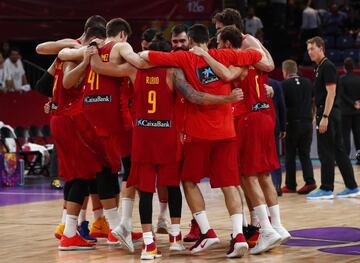 Los jugadores de España celebran el pase a la semifinal. 
