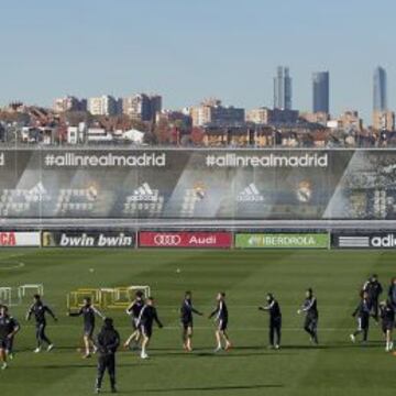 ENSAYO GENERAL. Los jugadores del Real Madrid se entrenan en Valdebebas con las cuatro torres que ocupan la vieja Ciudad Deportiva al fondo.