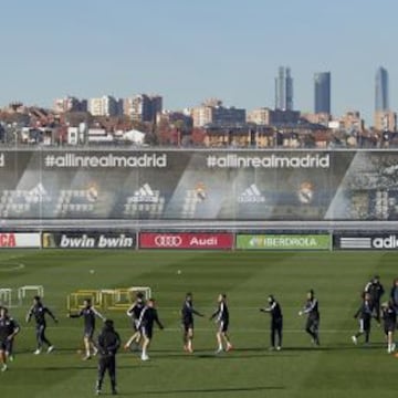 ENSAYO GENERAL. Los jugadores del Real Madrid se entrenan en Valdebebas con las cuatro torres que ocupan la vieja Ciudad Deportiva al fondo.