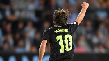 Real Madrid's Croatian midfielder Luka Modric celebrates scoring his team's second goal during the Spanish League football match between RC Celta de Vigo and Real Madrid CF at the Balaidos stadium in Vigo on August 20, 2022. (Photo by MIGUEL RIOPA / AFP)