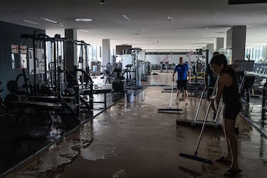 "Lo importante es que estamos todos bien y trabajando para recuperar lo antes posible la vida normal", este ha sido el mensaje que ha lanzado la academia del tenista español en sus redes sociales. Las lluvias han provocado el desbordamiento del torrente de Porto Cristo, que ha sufrido una crecida en la desembocadura provocando incidencias y arrastrando varios coches. Además, como consecuencia de las lluvias, continúan cortadas las carreteras del camino de Bendrís (Ma3321), Riuet de Porto Cristo, carretera Manacor a Cales de Mallorca y el torrente de Cala Murada.