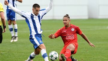 PORTO, PORTUGAL - DECEMBER 07: Faiq Bolkiah of Leicester City in action with Diogo Dalot of FC Porto during the UEFA Youth Champions Leagues match between FC Porto and Leicester City at Vila Nova De Gaia on December 07, 2016 in Porto, Portugal. (Photo by Plumb Images/Leicester City FC via Getty Images)