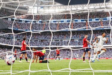 Un día más, Jude Bellingham vuelve a marcar con el Real Madrid. Pase filtrado de Modric hacia el inglés dentro del área, que recibió muy solo y no perdonó con su zurdazo, batiendo a Sergio Herrera.