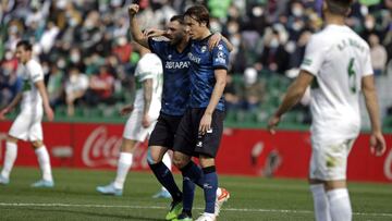 Joselu celebra el gol del Alavés.