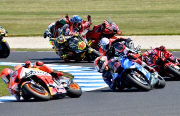 En la curva cuatro Alex Márquez entró en contacto con Jack Miller, y los dos acabaron en el suelo y sin puntos en la carrera. 

 