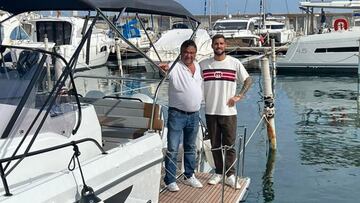Iñigo Martínez con su padre en el puerto de Ondarroa.