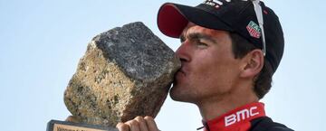 Van Avermaet besa el trofeo al ganador de la París-Roubaix.