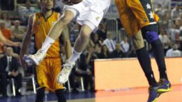 El base del Real Madrid Sergio Rodríguez (i) entra a canasta ante el pívot dominicano del Fuenlabrada Eloy Vargas (d), durante el partido de Liga Endesa disputado esta tarde en el pabellón Fernando Martín de Fuenlabrada.