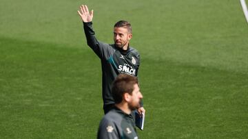 Luis García devuelve el saludo a la afición, este jueves.