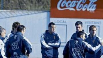 <b>REUNIÓN. </b>Ernesto Valverde se reunió ayer con los defensas del equipo y los mediocentros. Quiso aclarar algún aspecto táctico.