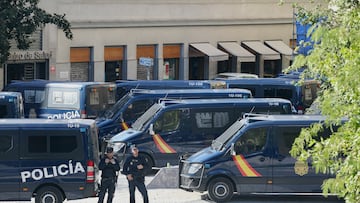 Varios furgones y dos agentes de Policía Nacional durante el desalojo del edificio okupado ‘La Quimera’, en el barrio de Lavapiés, a 21 de septiembre de 2022, en Madrid (España). Agentes de la Policía Nacional y la Policía Municipal de Madrid desalojan desde primera hora de la mañana a varias personas del edificio okupado de La Quimera, por una orden judicial. Por el momento, el desalojo se está produciendo sin incidentes. La propiedad del edificio puso una denuncia para que se desalojaran a las personas que habían ocupado el interior del lugar.
21 SEPTIEMBRE 2022;EDIFICIO OKUPADO;: LA QUIMERA;MIGRANTES;POLICIA
Cézaro De Luca / Europa Press
21/09/2022