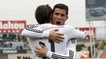 Cristiano y Bale se abrazan tras un gol.