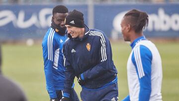 Petrovic, junto a Gueye y Jair, en un entrenamiento.
