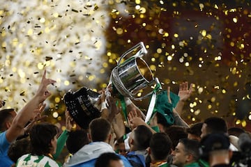 Los jugadores del Betis campeones de Copa celebran en el césped su triunfo.