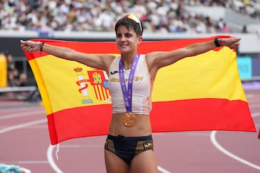 Celebración de María Pérez tras ganar la prueba femenina de 35 kilómetros marcha en el primer día del Campeonato Mundial de Atletismo Tokio 2025 en el Estadio Nacional.