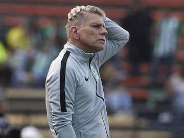 Paulo Autuori durante un partido con Atl&eacute;tico Nacional.