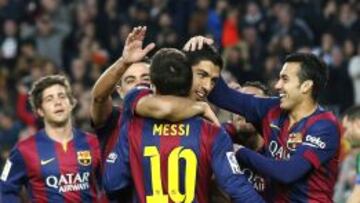 Los jugadores del Barcelona felicitan a Luis Suárez por su golazo.
