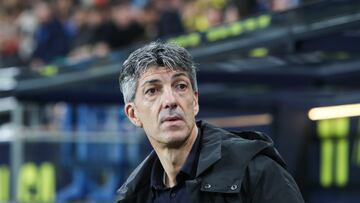 CÁDIZ, 21/12/2023. - El entrenador del Real Sociedad, Imanol Alguacil durante el partido de LaLiga que enfrenta al Cádiz CF y la Real Sociedad este jueves en el Estadio Nuevo Mirandilla. EFE/Román Ríos.
