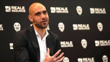 GRA283. Valencia (Comunitat Valenciana), 20/02/2017.- El delantero del Valencia, Simone Zaza, responde a los periodistas, durante el acto de presentación del patrocinio de Reale Seguros para ser la nueva aseguradora del club durante la dos próximas temporadas, sobre el partido que disputarán este miércoles en Mestalla ante el Real Madrid, que fue aplazado en la primera vuelta del campeonato, será complicado de ganar aunque no imposible. EFE/Manuel Bruque.