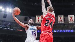 THM22. Chicago (United States), 17/11/2017.- Charlotte Hornets guard Kemba Walker (L) drives to the basket on Chicago Bulls forward Lauri Markkanen of Finland (R) in the second half of their NBA game at the United Center in Chicago, Illinois, USA, 17 November 2017. The Bulls defeated the Hornets. (Baloncesto, Finlandia, Estados Unidos) EFE/EPA/TANNEN MAURY