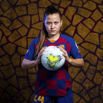 Campeona del mundo Sub-17, Claudia Pina (Barcelona, 12/08/2001) regresó este verano al tricampeón Barça tras su cesión en el Sevilla y está brillando en la máxima categoría femenina. La joven delantera de Montcada suma cinco dianas en ocho partidos y tiene el honor de ser la futbolista más joven en debutar con el primer equipo azulgrana con 16 años, cinco meses y dos días. Con España, debutó el pasado mes de septiembre.
PUBLICADA 04/04/20 NA MA22 2COL