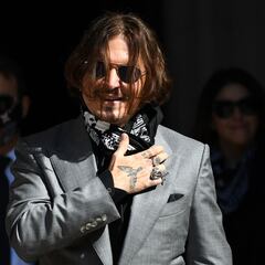 El ‘negocio’ de Johnny Depp: vende NFT de cuadros íntimos de sus amigos de Hollywood