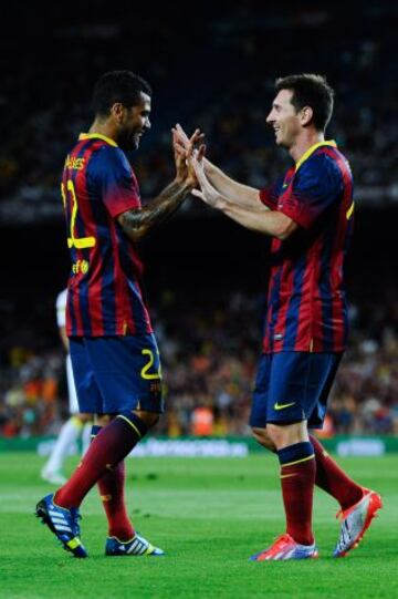 Partido amistoso Barcelona - Santos. Dani Alves y Messi celebran un gol.