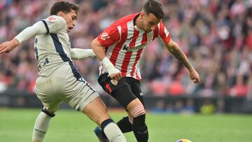 Torró pelea un balón con Berenguer en San Mamés.