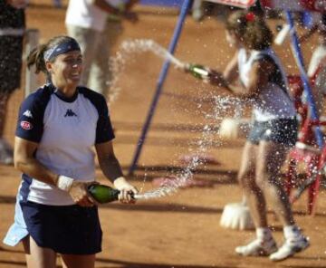 Conchita Martínez y Virgina Ruano (R) celebran el pase a cuartos de la Copa Federación en 2004.