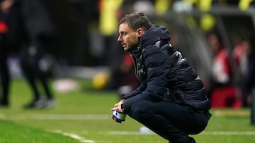 Braga (Portugal), 08/03/2025.- FC Porto's head coach Martin Anselmi looks on during the Portuguese First League soccer match between Sporting de Braga and FC Porto, in Braga, Portugal, 08 March 2025. EFE/EPA/HUGO DELGADO