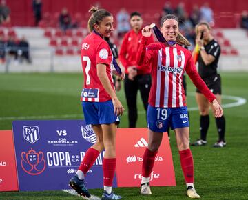 La futbolista murciana firmó en 2022 por el Atlético de Madrid cuando se recuperaba de una grave lesión de rodilla. En el club rojiblanco ganó la Copa de la Reina en su primer año precisamente frente a las blancas. Su fantástica actuación como rojiblanca le valió para ganarse una plaza en la Selección que conquistó el Mundial en Australia y Nueva Zelanda en el verano de 2023. Jugó un año más en el Atlético con buenos números, al acabar la temporada terminó su contrato y firmó por el Real Madrid.