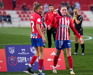 La futbolista murciana firmó en 2022 por el Atlético de Madrid cuando se recuperaba de una grave lesión de rodilla. En el club rojiblanco ganó la Copa de la Reina en su primer año precisamente frente a las blancas. Su fantástica actuación como rojiblanca le valió para ganarse una plaza en la Selección que conquistó el Mundial en Australia y Nueva Zelanda en el verano de 2023. Jugó un año más en el Atlético con buenos números, al acabar la temporada terminó su contrato y firmó por el Real Madrid.