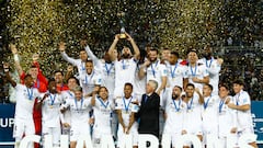 Benzema alza el trofeo del Mundial de Clubes en Rabat.