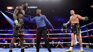 Kenny Bayless separa a Deontay Wilder y Tyson Fury durante su segunda pelea.