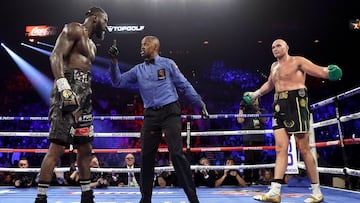 Kenny Bayless separa a Deontay Wilder y Tyson Fury durante su segunda pelea.