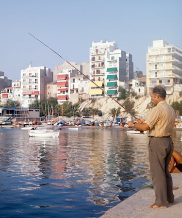 Un hombre pescando en Benidorm durante el 17 de agosto de 1985.