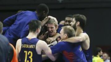 Los jugadores del Barcelona Lassa felicitan a Justin Doellman.