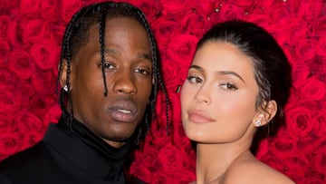 Travis Scott y Kylie Jenner en el evento de Heavenly Bodies: Fashion &amp; The Catholic Imagination Costume Institute Gala en el Museo Metropolitano de Arte, Nueva York. Mayo 07, 2018.