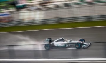 Lewis Hamilton en acción durante la sesión de clasificación del GP de Malaisia de Fórmula Uno en el Circuito Internacional de Sepang.