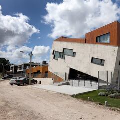 La ‘casa tragada por la tierra’ que fue abandonada en la pandemia y se ha reconvertido en hotel de lujo: “Se vivirá como experiencia”