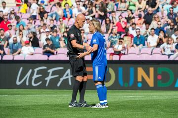 Pierluigi Collina charla con Michel Salgado.