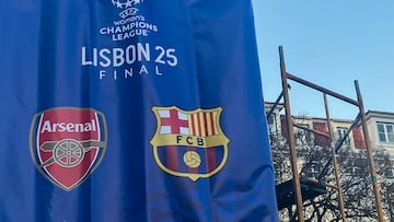 GRAF4146. LISBOA (PORTUGAL), 09/05/2025.- Lisboa ha comenzado ya a prepararse para acoger la final de la Liga de Campeones femenina entre el Arsenal y el Barcelona, el próximo 24 de mayo, con la instalación de carteles por la ciudad. Según pudo constatar EFE, varios obreros trabajaban este viernes en la colocación de un gran cartel en una de las esquinas de la plaza de Rossio, en el centro de la capital portuguesa, mientras algún que otro curioso les grababa con el móvil o les preguntaba sobre la cita deportiva. EFE/ Susana Samhan