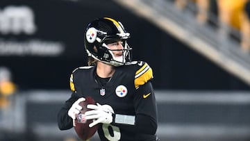 PITTSBURGH, PENNSYLVANIA - NOVEMBER 02: Kenny Pickett #8 of the Pittsburgh Steelers looks to pass in the first half against the Tennessee Titans at Acrisure Stadium on November 02, 2023 in Pittsburgh, Pennsylvania.   Joe Sargent/Getty Images/AFP (Photo by Joe Sargent / GETTY IMAGES NORTH AMERICA / Getty Images via AFP)