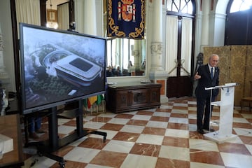 De la Torre con la maqueta del nuevo estadio