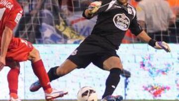 <b>EL DUELO DE LA NOCHE. </b>Aranzubía y Colunga se vieron las caras varias veces. El asturiano no batió a Dani, pero dio un asistencia de gol.